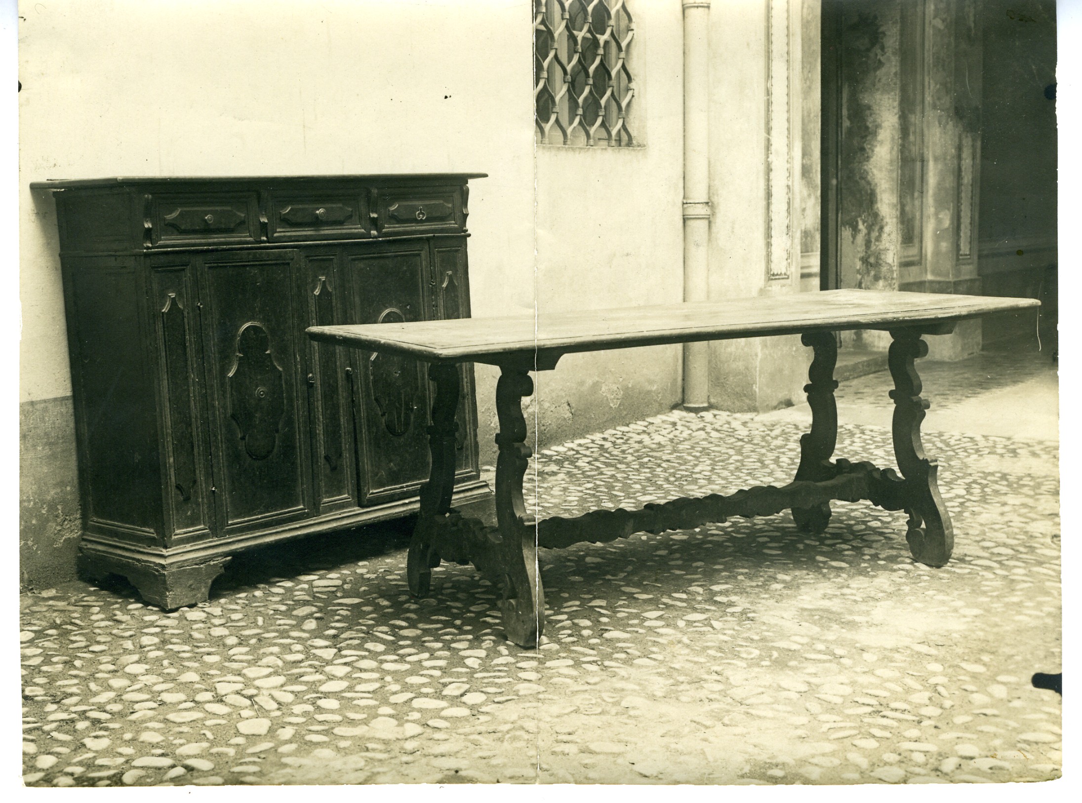 tavolo e credenza (positivo) di anonimo (prima metà XX)
