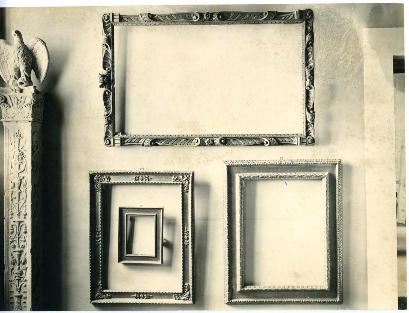 cornici e aquila su pilastro (positivo) di anonimo (metà XX)