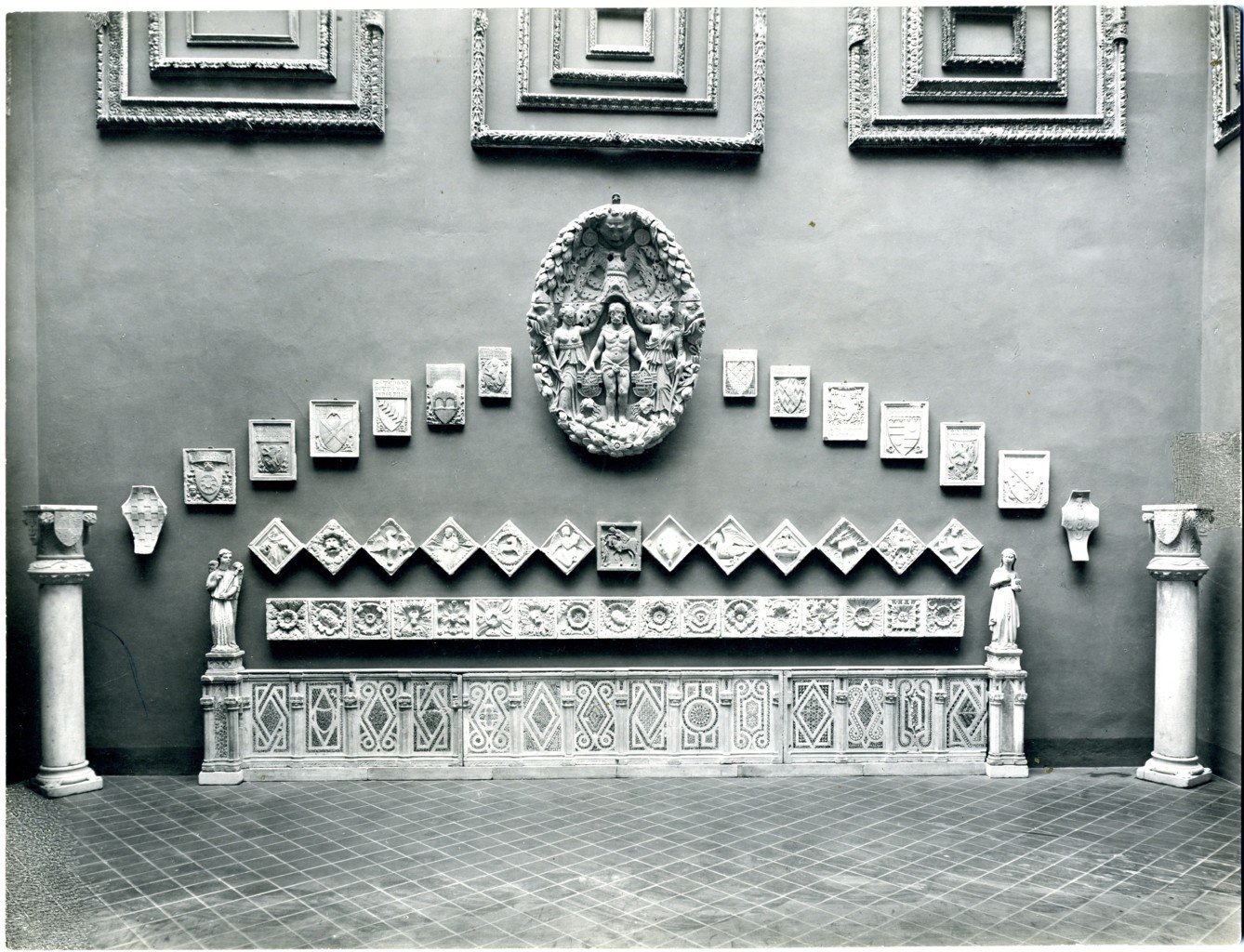 Firenze - Palazzo Mozzi-Bardini (?) - veduta di interno con materiali lapidei e cornici (positivo) di da Gualdo Cattaneo Paolo (attr), anonimo (prima metà XX)