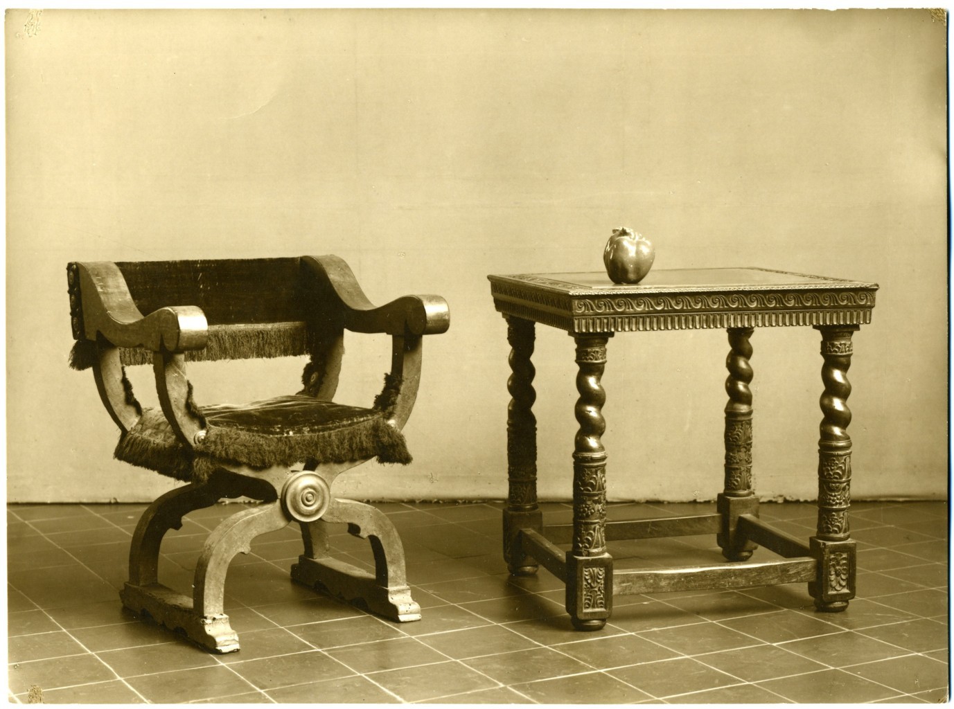 tavolino e dantesca (positivo) di anonimo (prima metà XX)