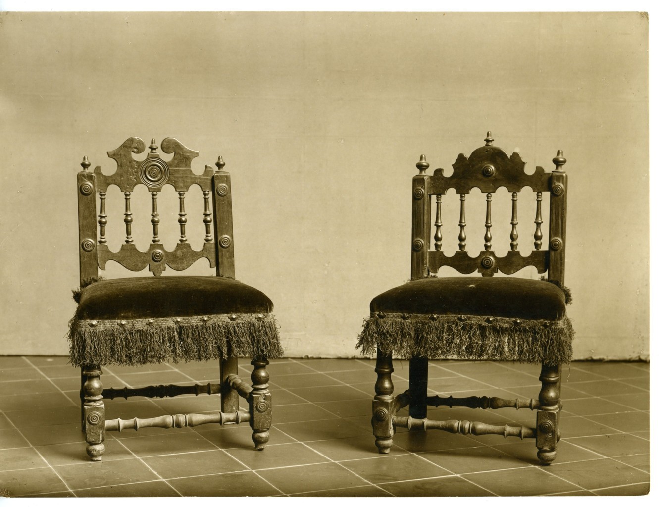 sedie basse da donna (positivo) di anonimo (prima metà XX)