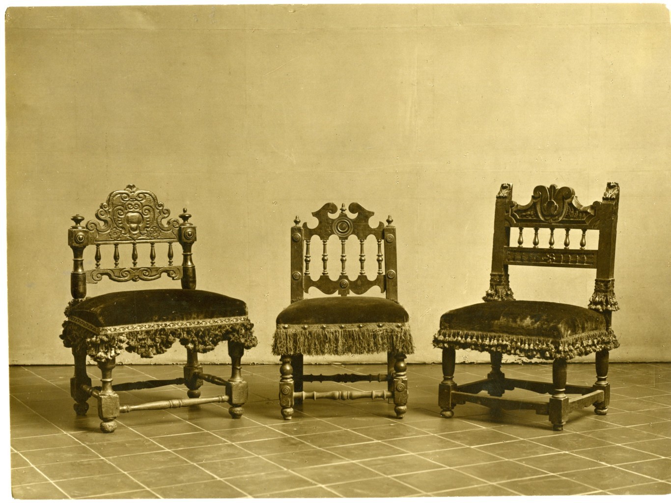 sedie basse da donna (positivo) di anonimo (prima metà XX)