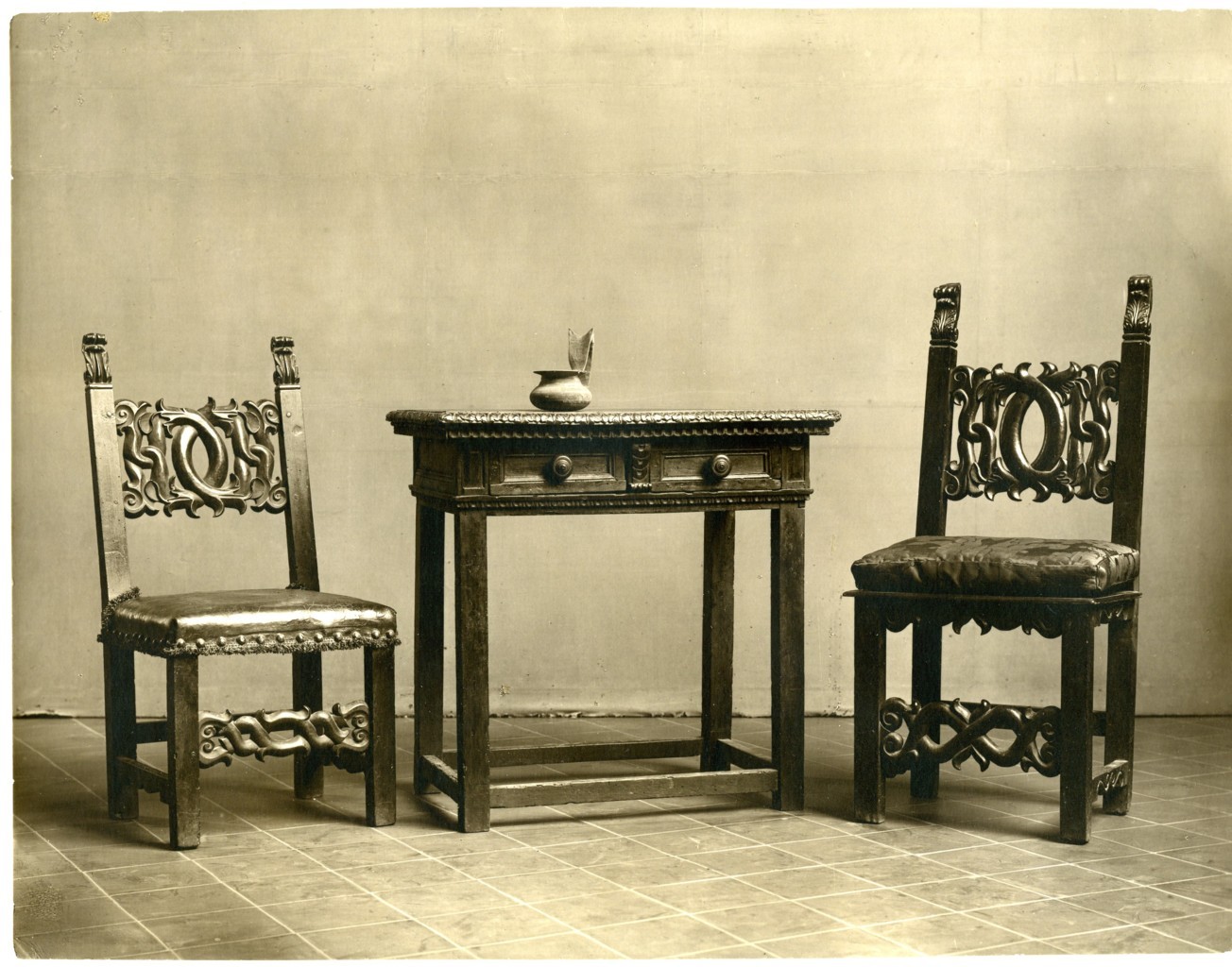 sedie e tavolino (positivo) di anonimo (prima metà XX)