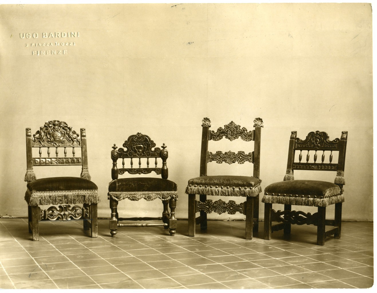 sedie basse da donna (positivo) di anonimo (prima metà XX)