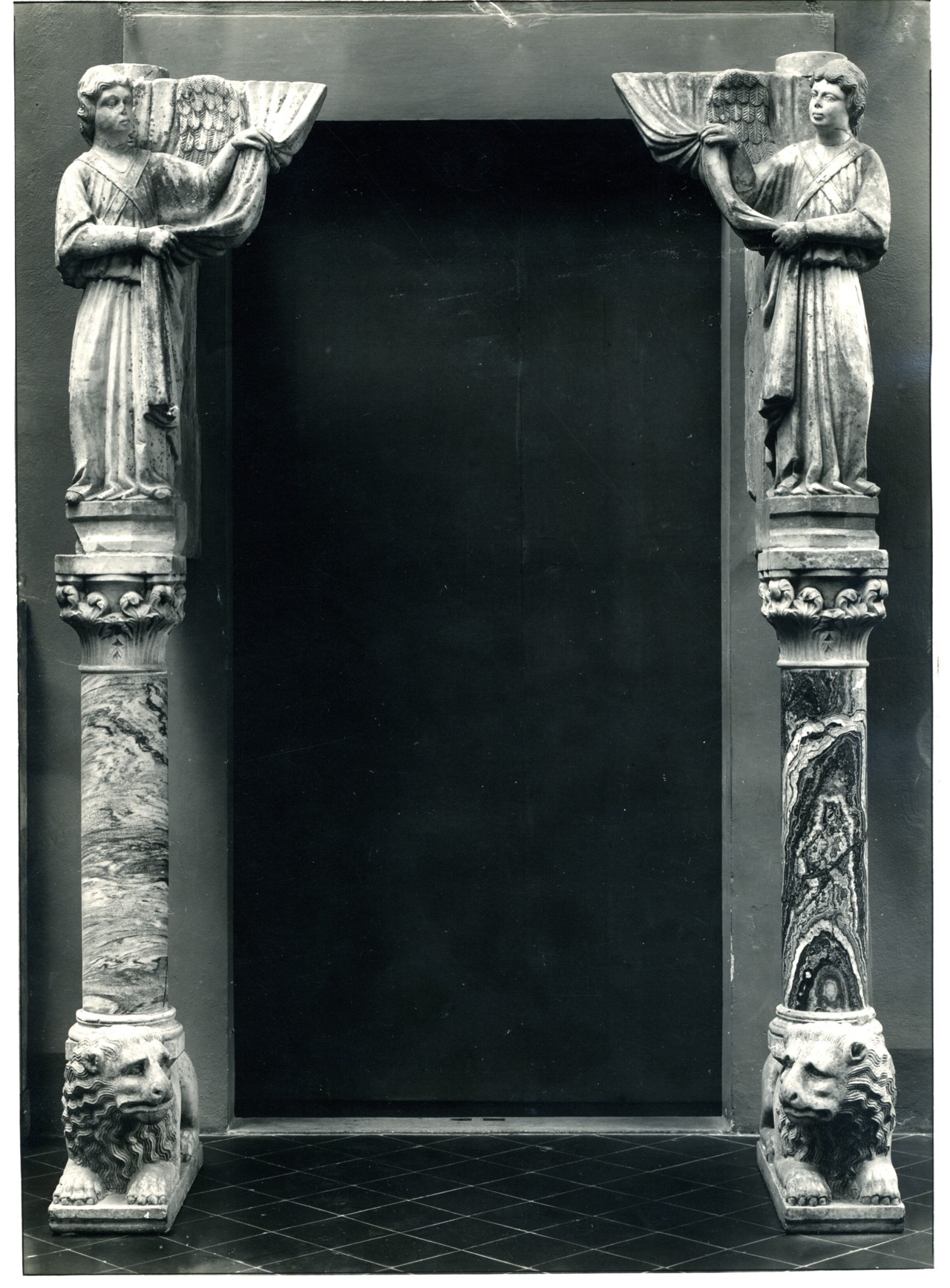 angeli reggicortina di Paolo da Gualdo Cattaneo su colonne - scultura (positivo) di da Gualdo Cattaneo Paolo (attr), anonimo (prima metà XX)