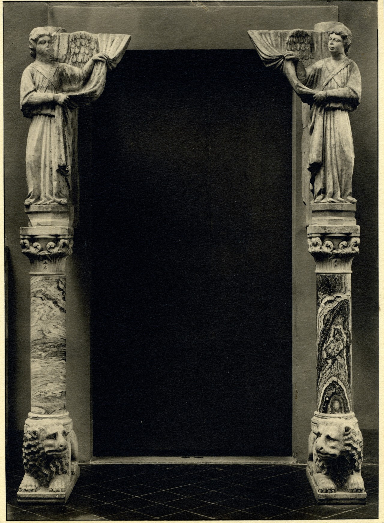 angeli reggicortina di Paolo da Gualdo Cattaneo su colonne - scultura (positivo) di da Gualdo Cattaneo Paolo (attr), anonimo (prima metà XX)