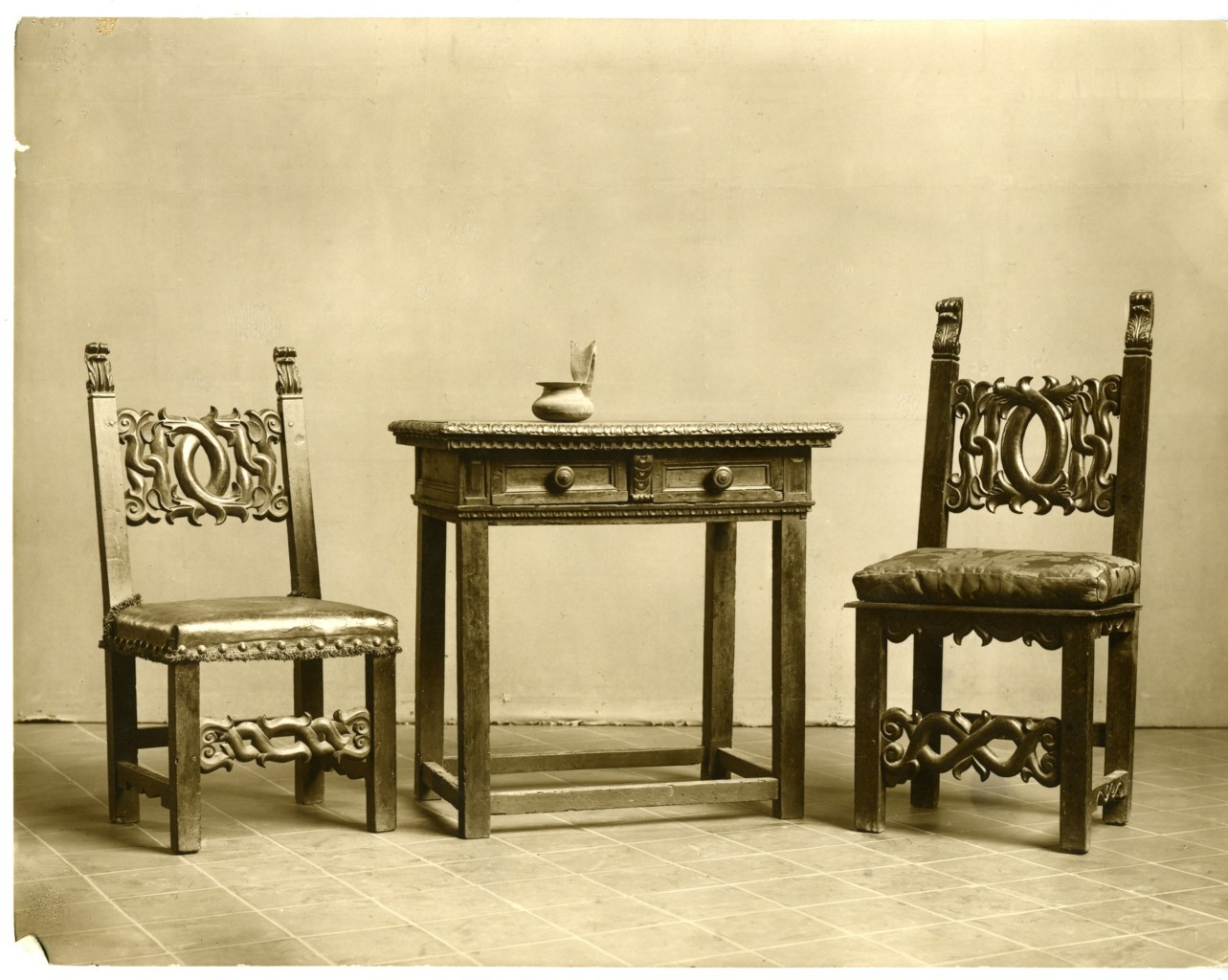 sedie e tavolino (positivo) di anonimo (prima metà XX)