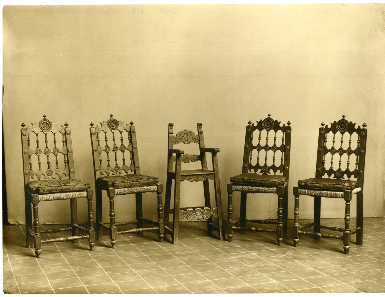 sedie e seggiolone da bambino (positivo) di anonimo (prima metà XX)