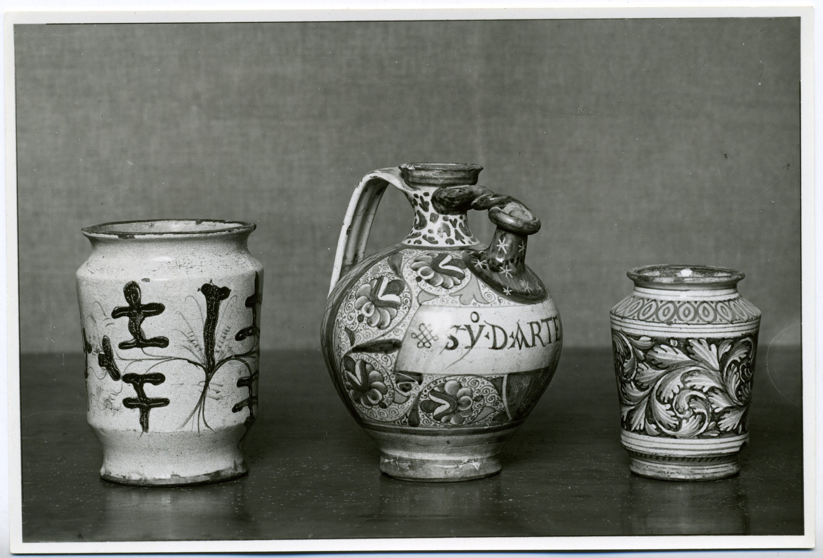 albarelli e brocca (positivo) di anonimo (metà XX)