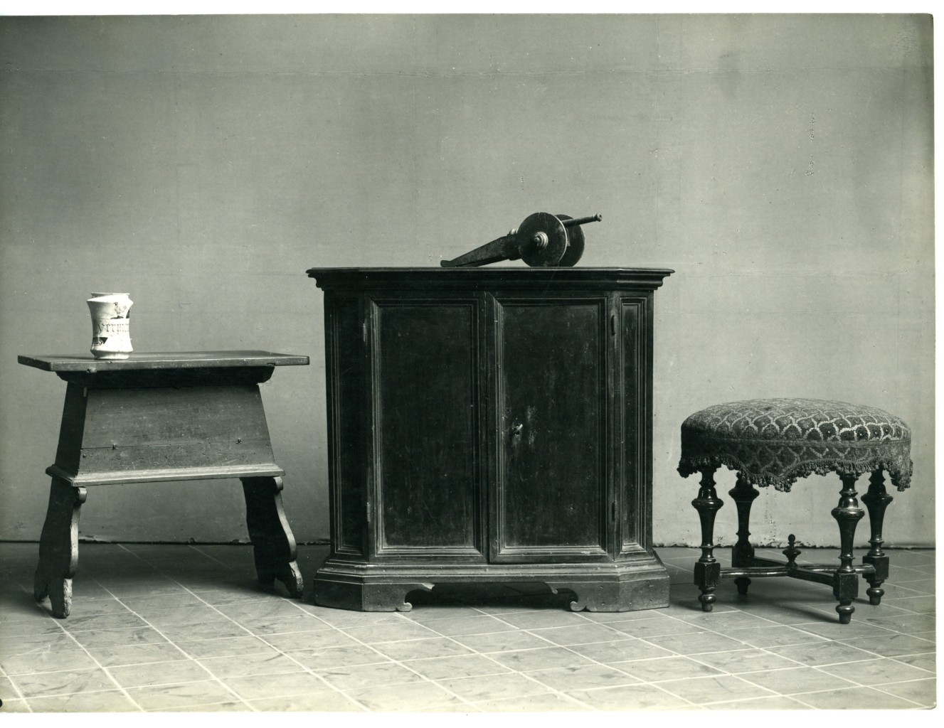 credenza e sgabelli (positivo) di anonimo (prima metà XX)