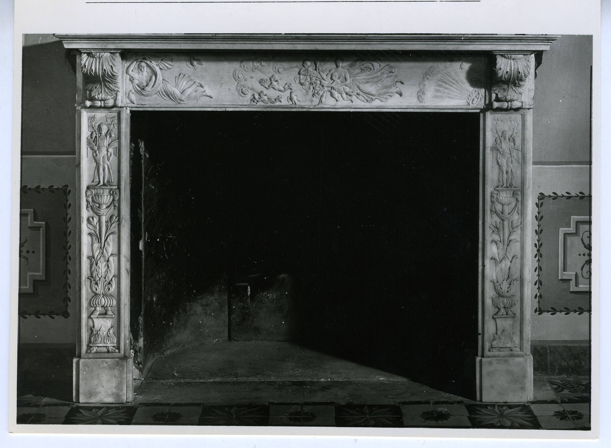 mostra di camino - scultura (positivo) di anonimo (metà XX)
