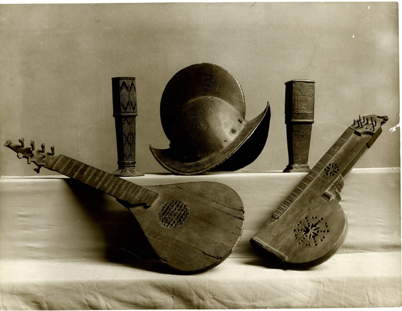 faretre, morione e strumenti musicali (positivo) di anonimo (prima metà XX)