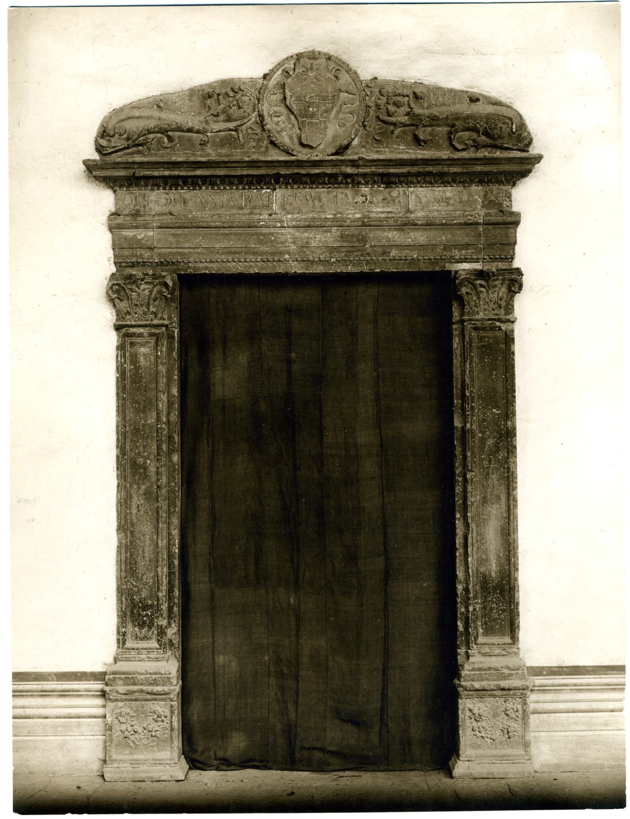 mostra di portale - scultura (positivo) di anonimo (prima metà XX)