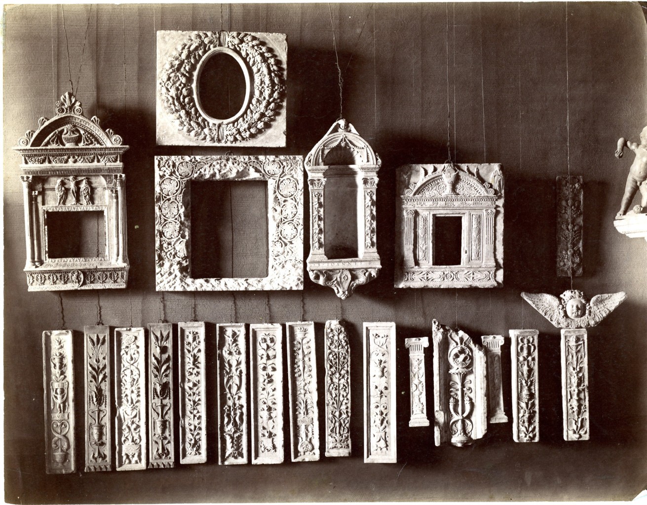 veduta di interno con materiali lapidei (positivo) di anonimo (fine/ inizio XIX/ XX)