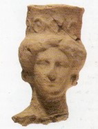 testa di statuetta femminile con polos (testina femminile fittile) di  (bottega) - produzione catanese (fine/ inizio V-IV a.C)