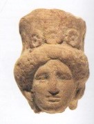 testa di statuetta femminile con polos (testina femminile fittile) di  (bottega) - produzione catanese (fine/ inizio V-IV a.C)
