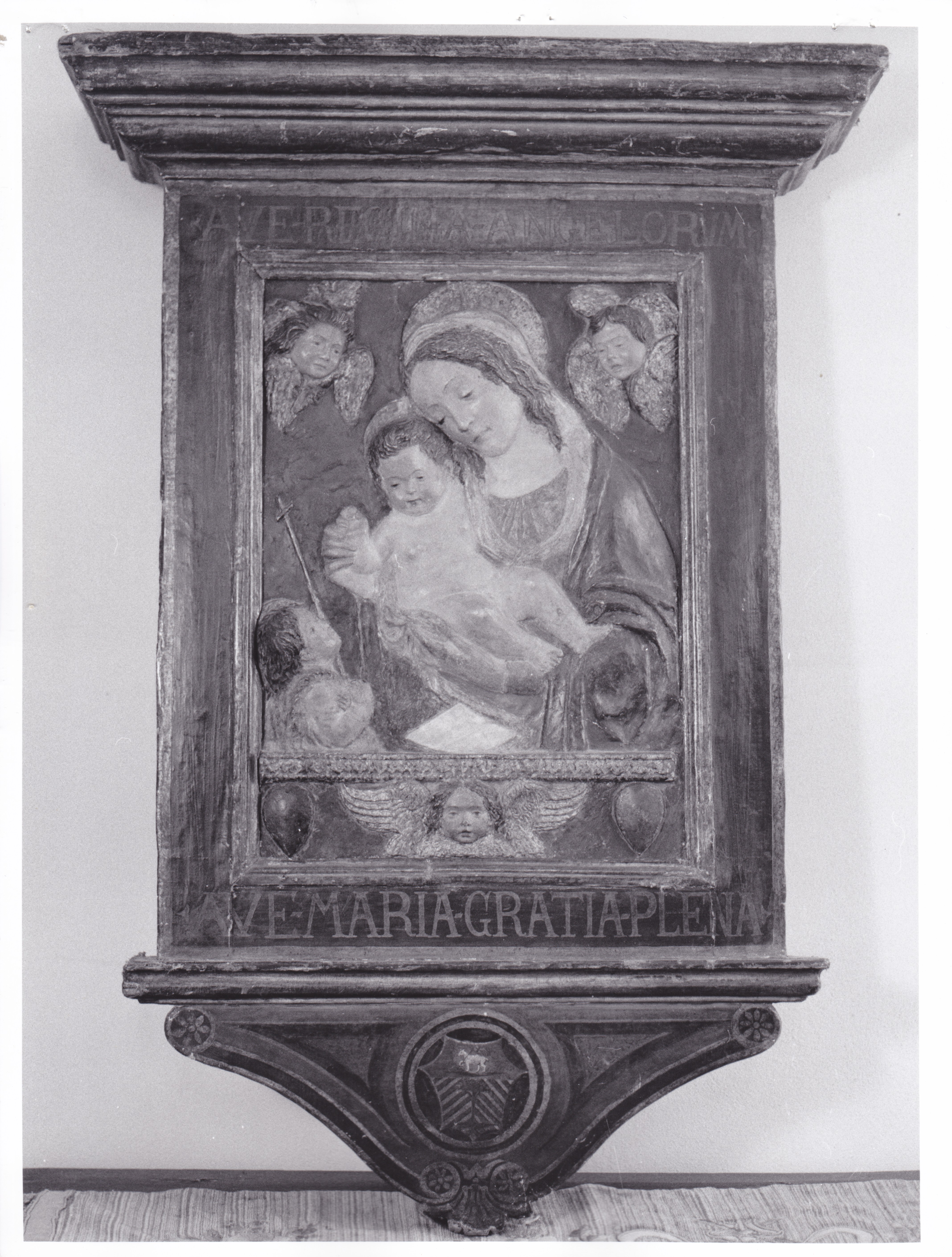 Madonna con Bambino, Madonna con Bambino (rilievo) di Benedetto da Maiano, Giuliano Da Maiano (XV)