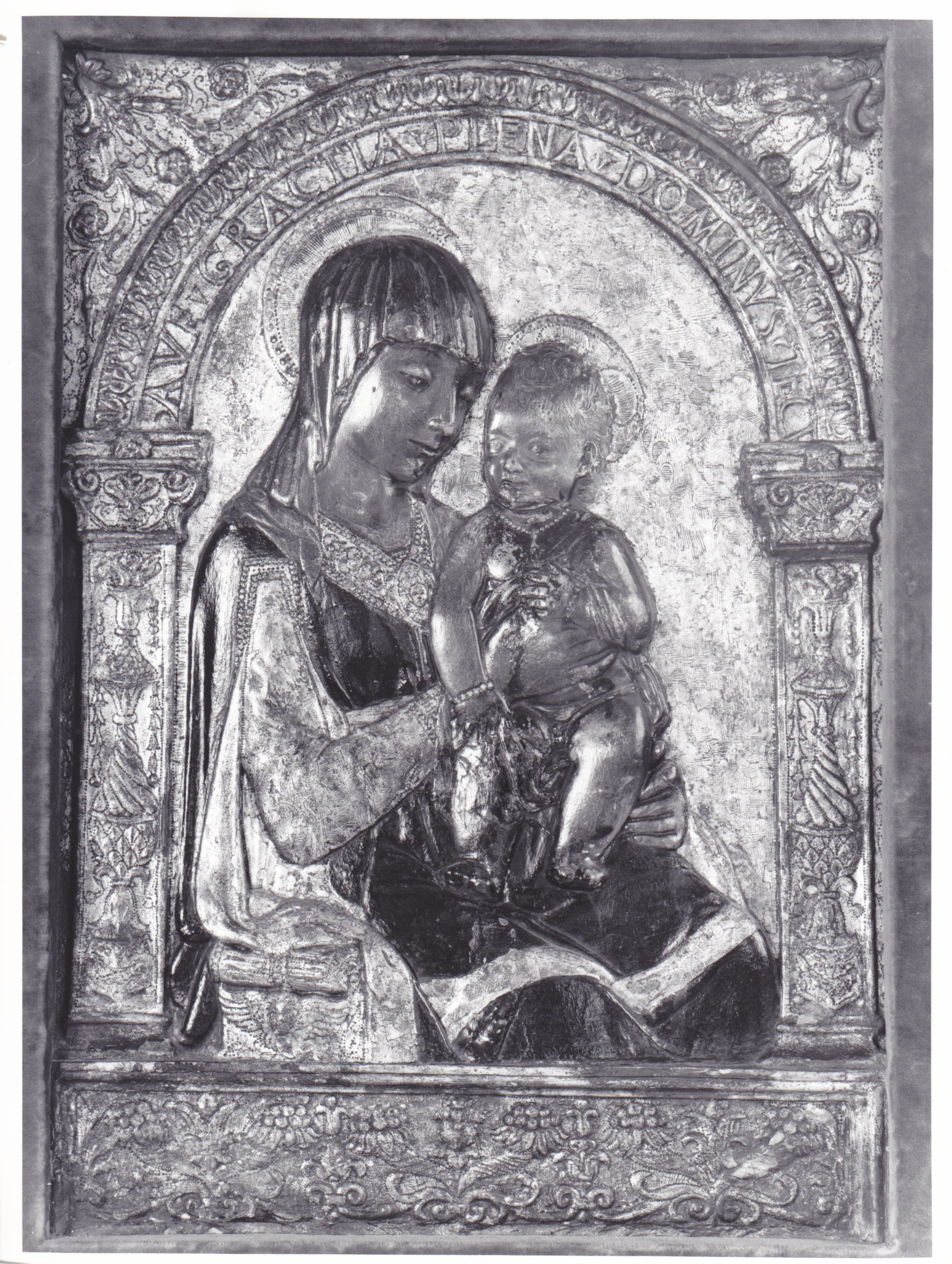 Madonna con Bambino, Madonna con Bambino (rilievo) di Giuliano Da Maiano, Benedetto da Maiano (XV)