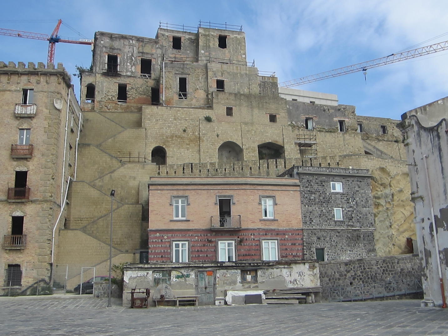 [Palazzo in Via Castello, 9-11] (palazzo, civico) - Pozzuoli (NA) 