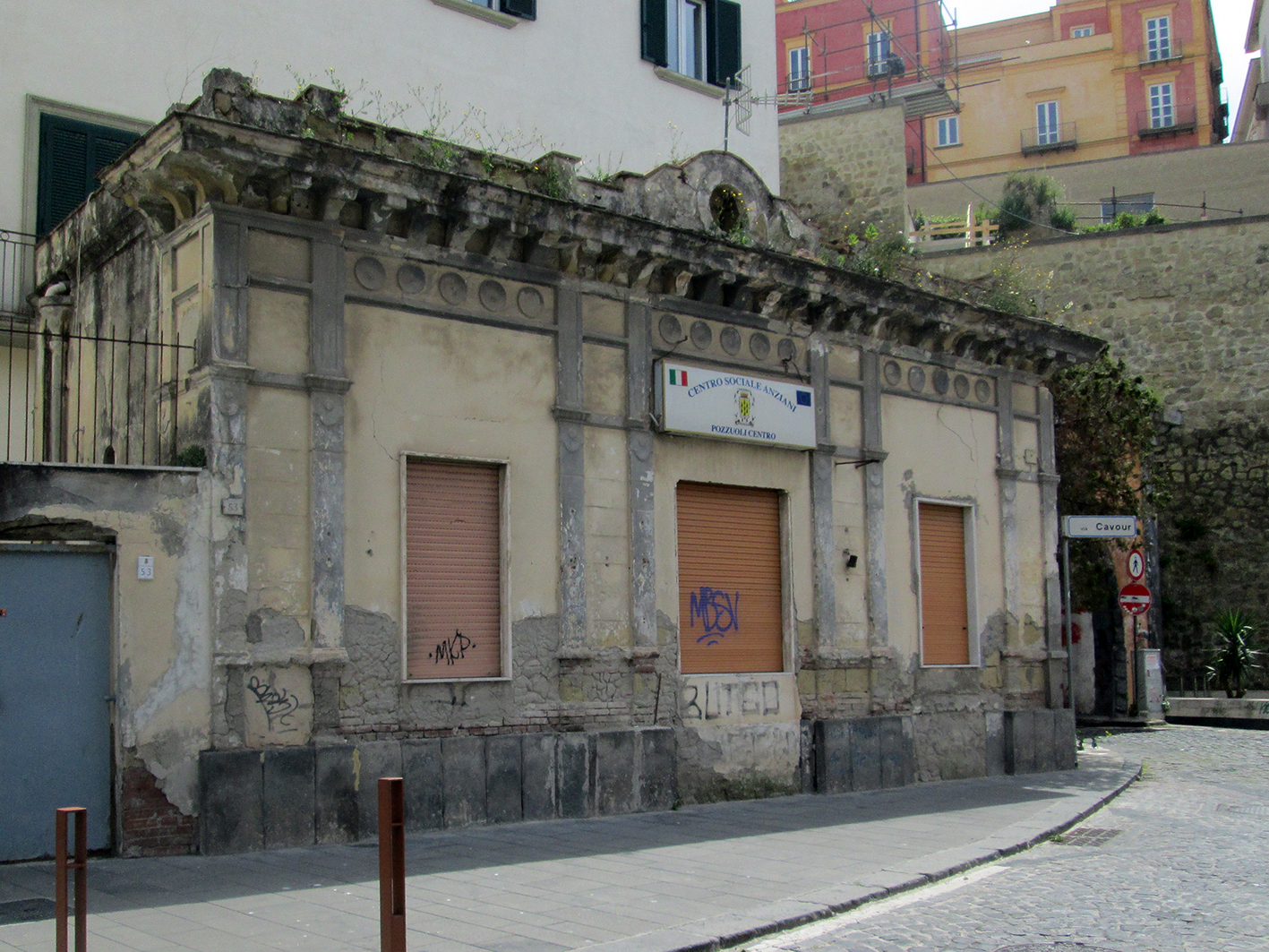 [Edificio in Via Cavour, 53] (gerontocomio, pubblico) - Pozzuoli (NA) 