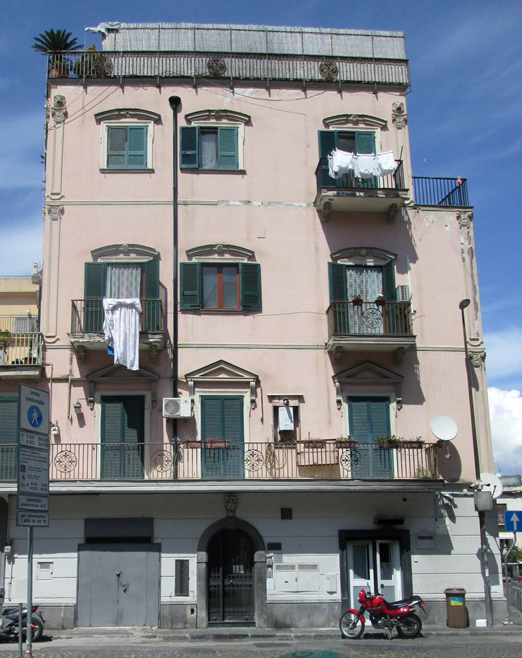 [Palazzo in Via Cavour, 4] (palazzo, civico) - Pozzuoli (NA) 
