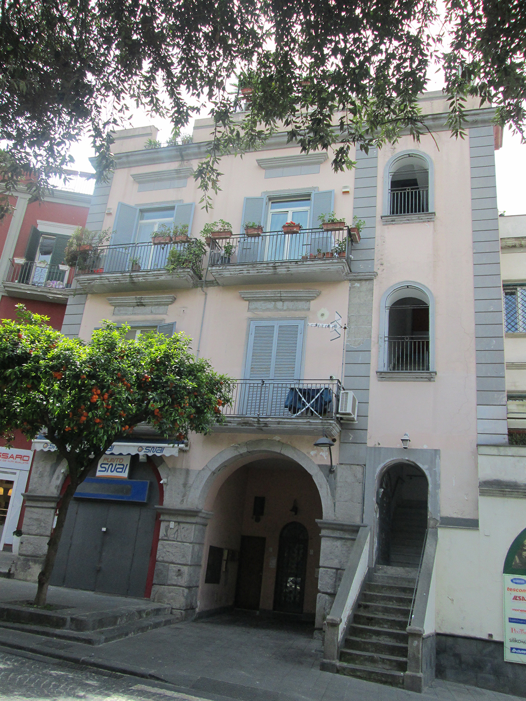 [Palazzo in Piazza della Repubblica, 35-37-41] (palazzo, pubblico) - Pozzuoli (NA) 