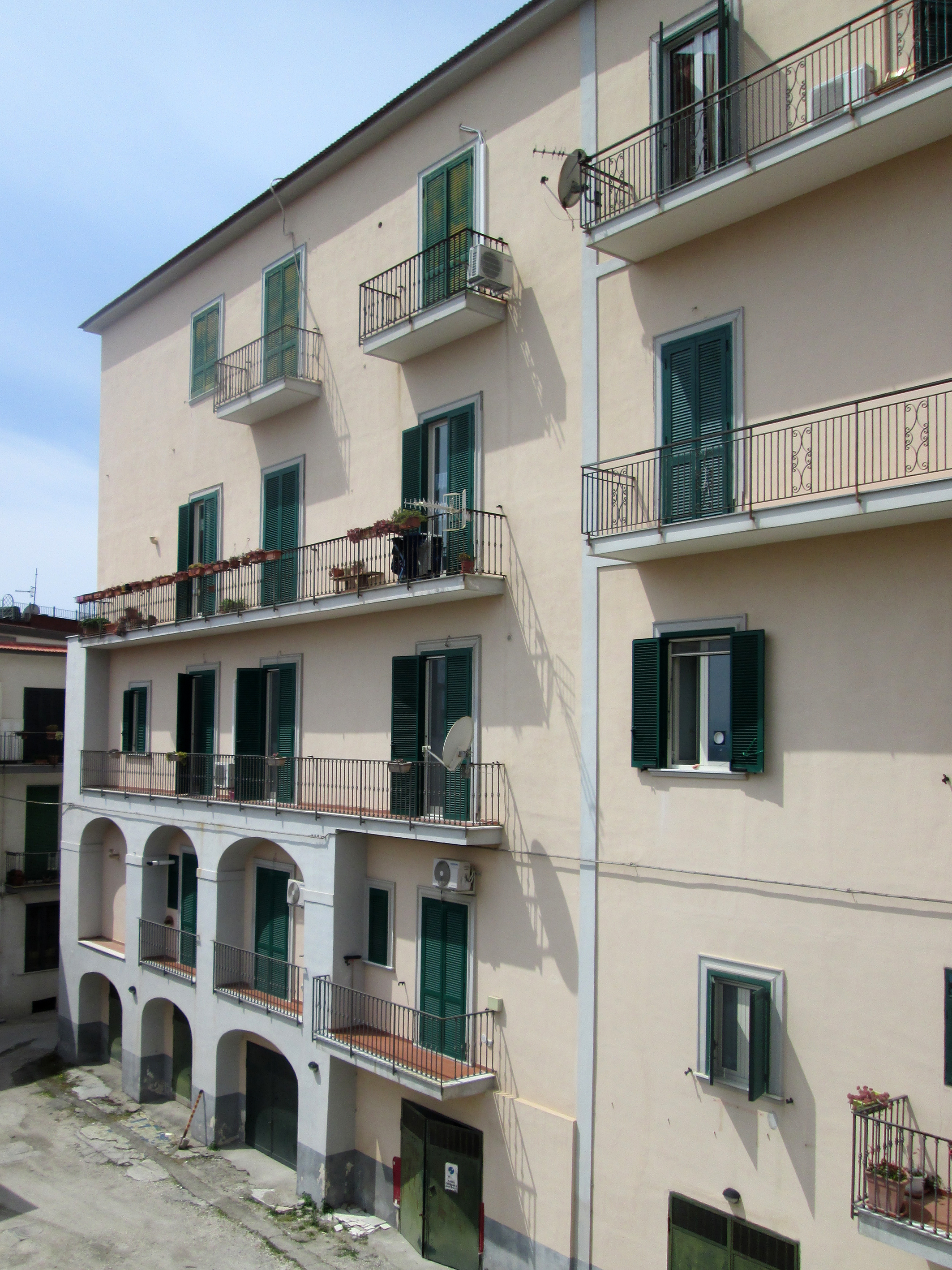 [Palazzo in Via Giacomo Matteotti, 2-3-4-5] (palazzo, civico) - Pozzuoli (NA) 