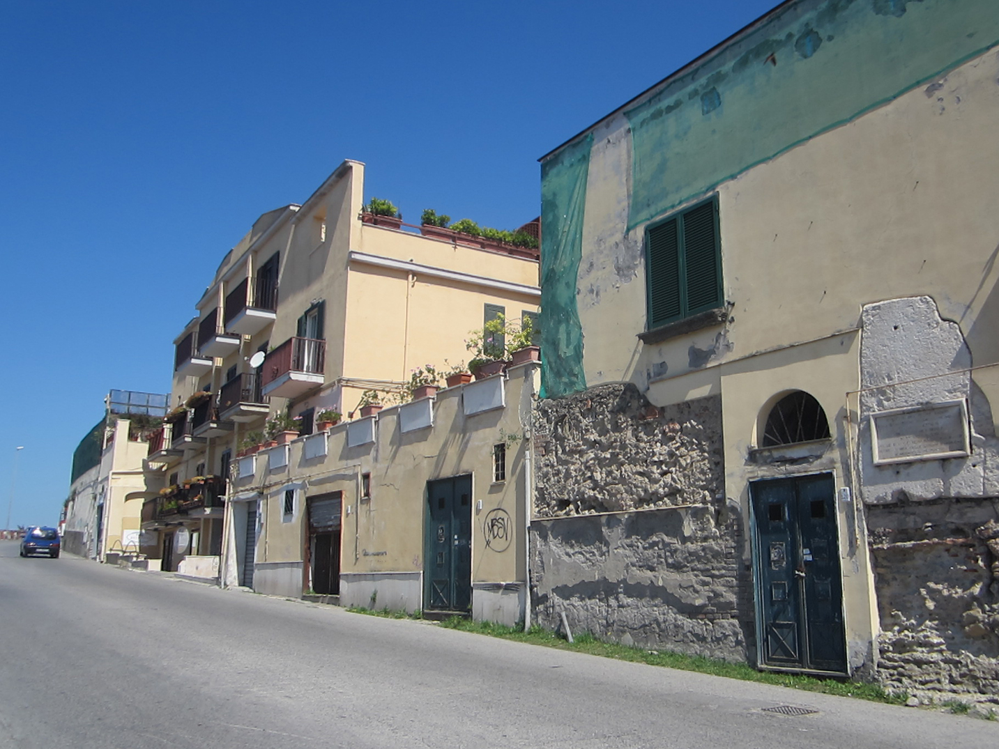 [Palazzo in Via Giovan Battista Pergolesi, 112-114-116-118-120-122-124-126-128-130-132-134-136] (palazzo, civico) - Pozzuoli (NA) 