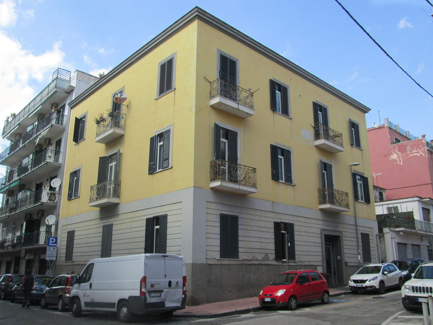 [Palazzo in Via Carlo Cattaneo, 1] (palazzo, civico) - Pozzuoli (NA) 