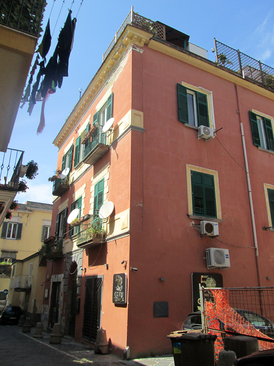 [Palazzo in Via Mazzini, 30-32] (palazzo, civico) - Pozzuoli (NA) 
