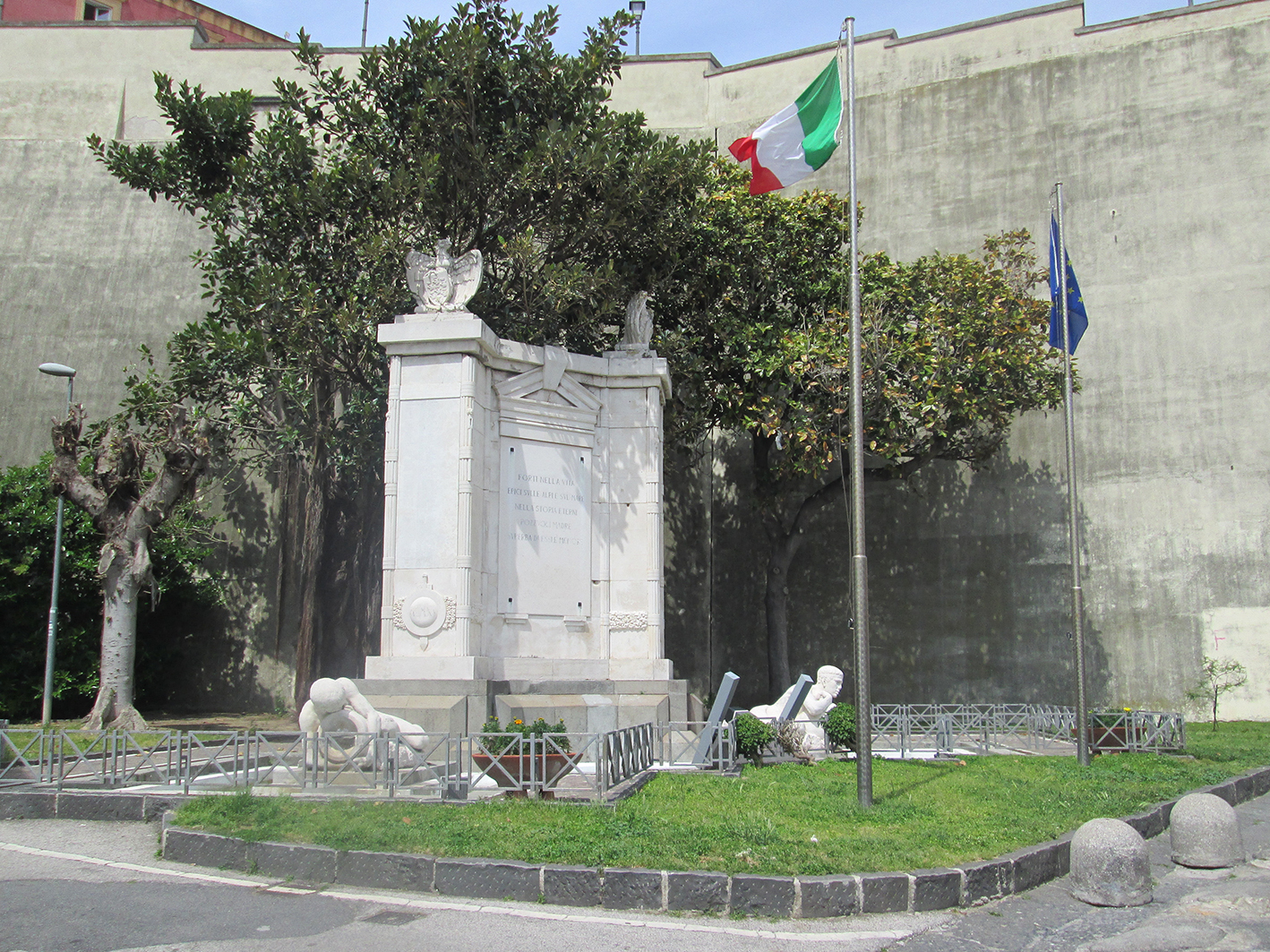 allegoria della Vittoria come aquila (monumento ai caduti - a fontana) di Pucchetti Enzo - ambito campano (prima metà, seconda metà XX, XX)