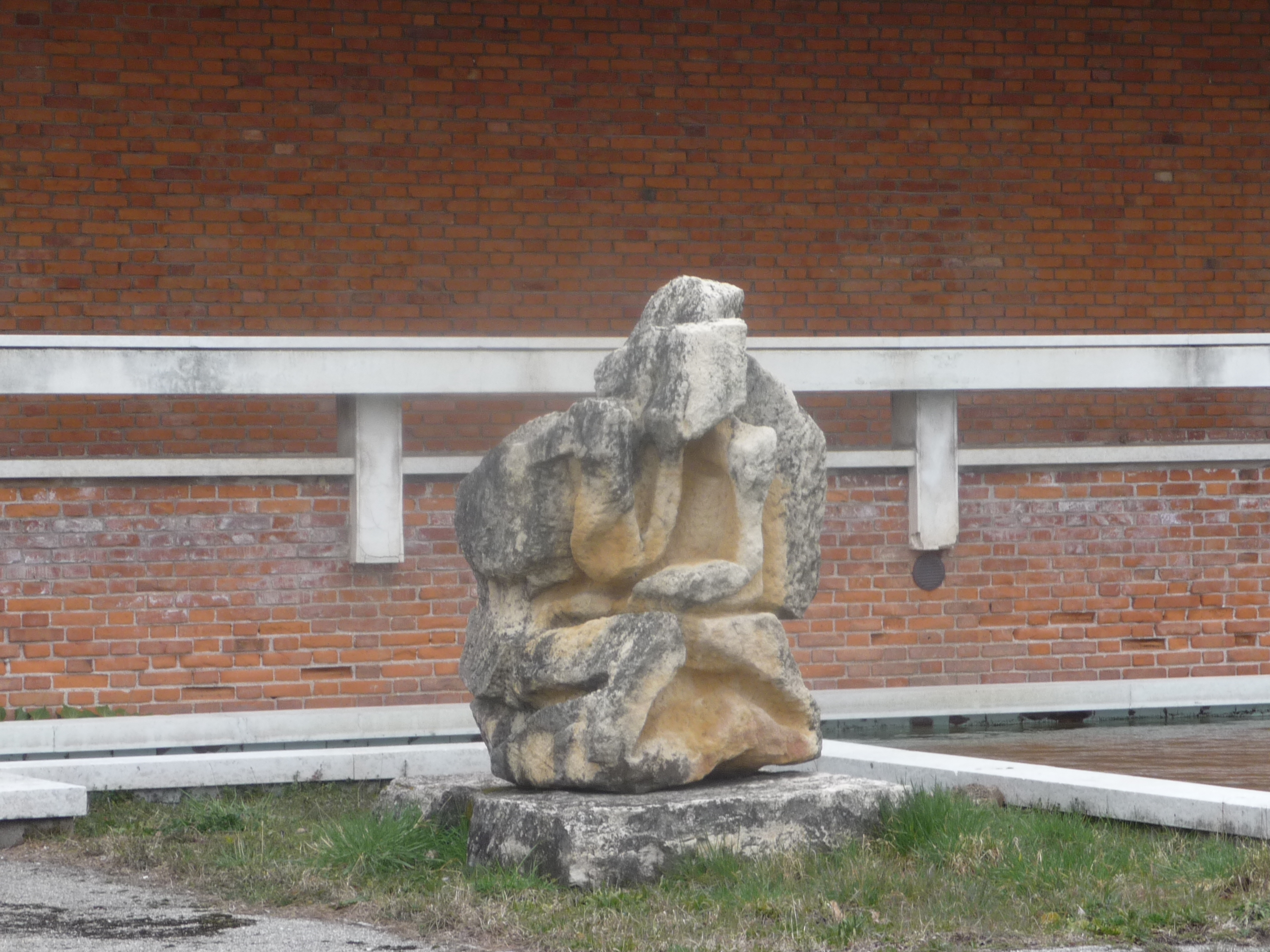 Testimoni, Figure umane stilizzate accovacciate (scultura, opera isolata) di Sangregorio Giancarlo (attribuito) (terzo quarto XX)