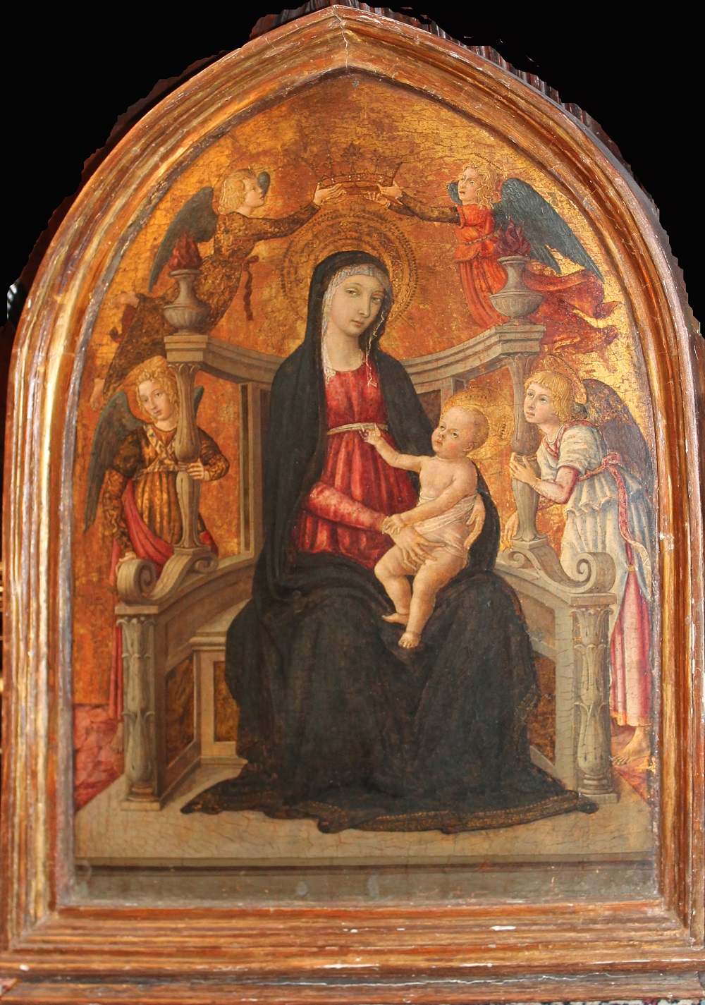 Madonna col Bambino in trono e angeli (dipinto) di Cozzarelli Guidoccio (XV)
