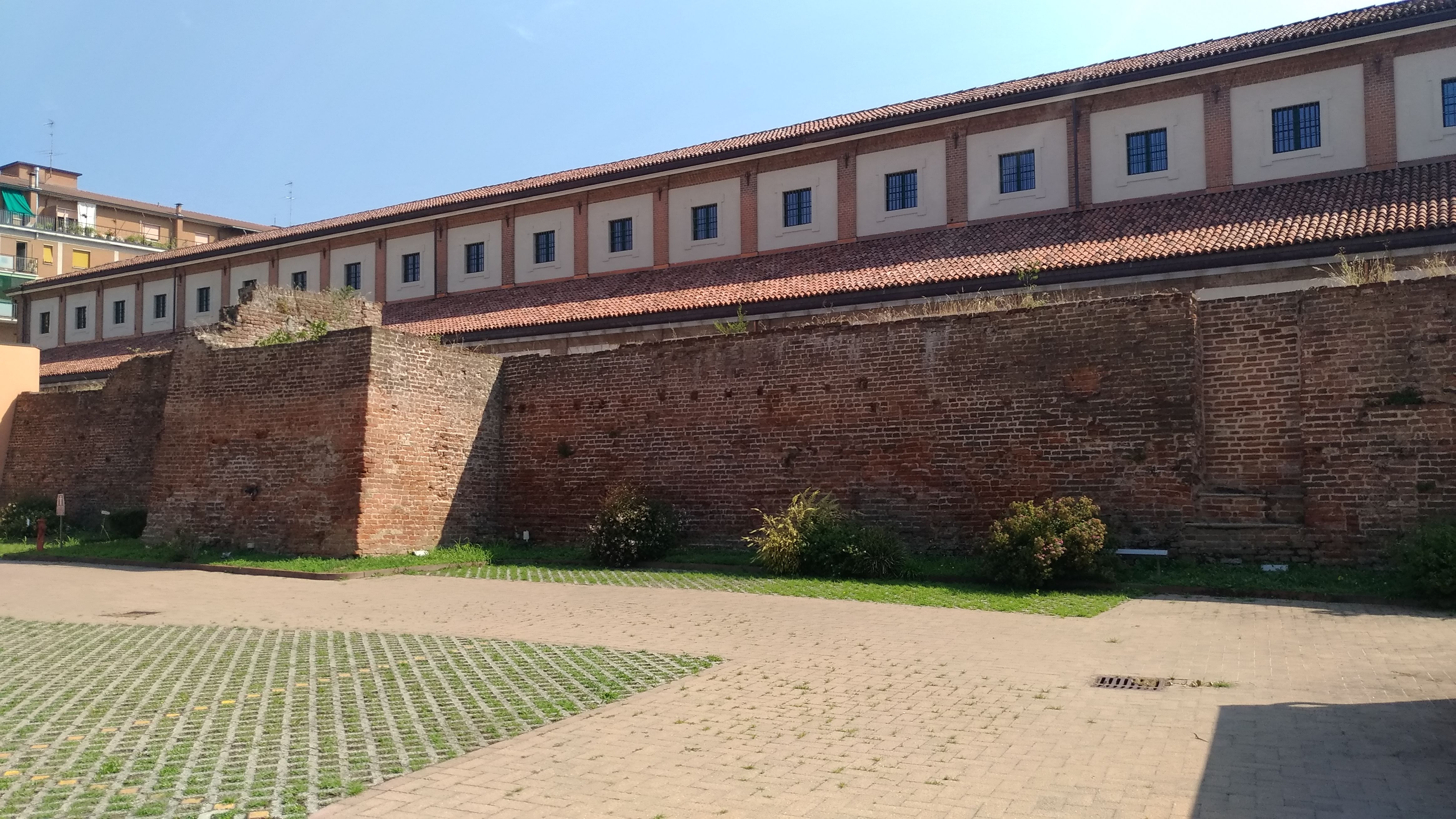 Antiche mura cittadine - porzione via Massarotti (cinta muraria) - Cremona (CR)  (XVI)