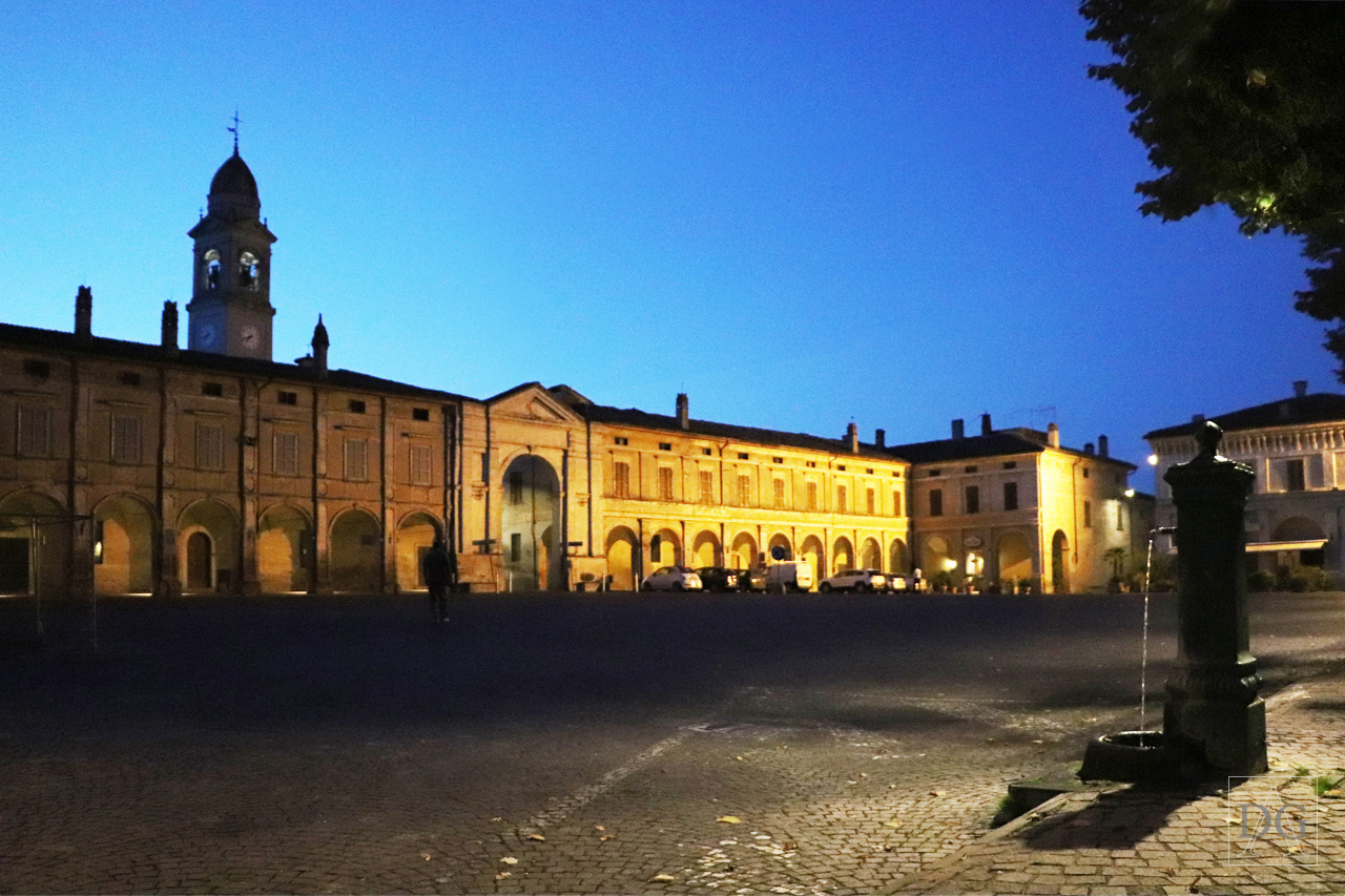 Piazza Gonzaghesca (piazza) - Isola Dovarese (CR)  (XX)