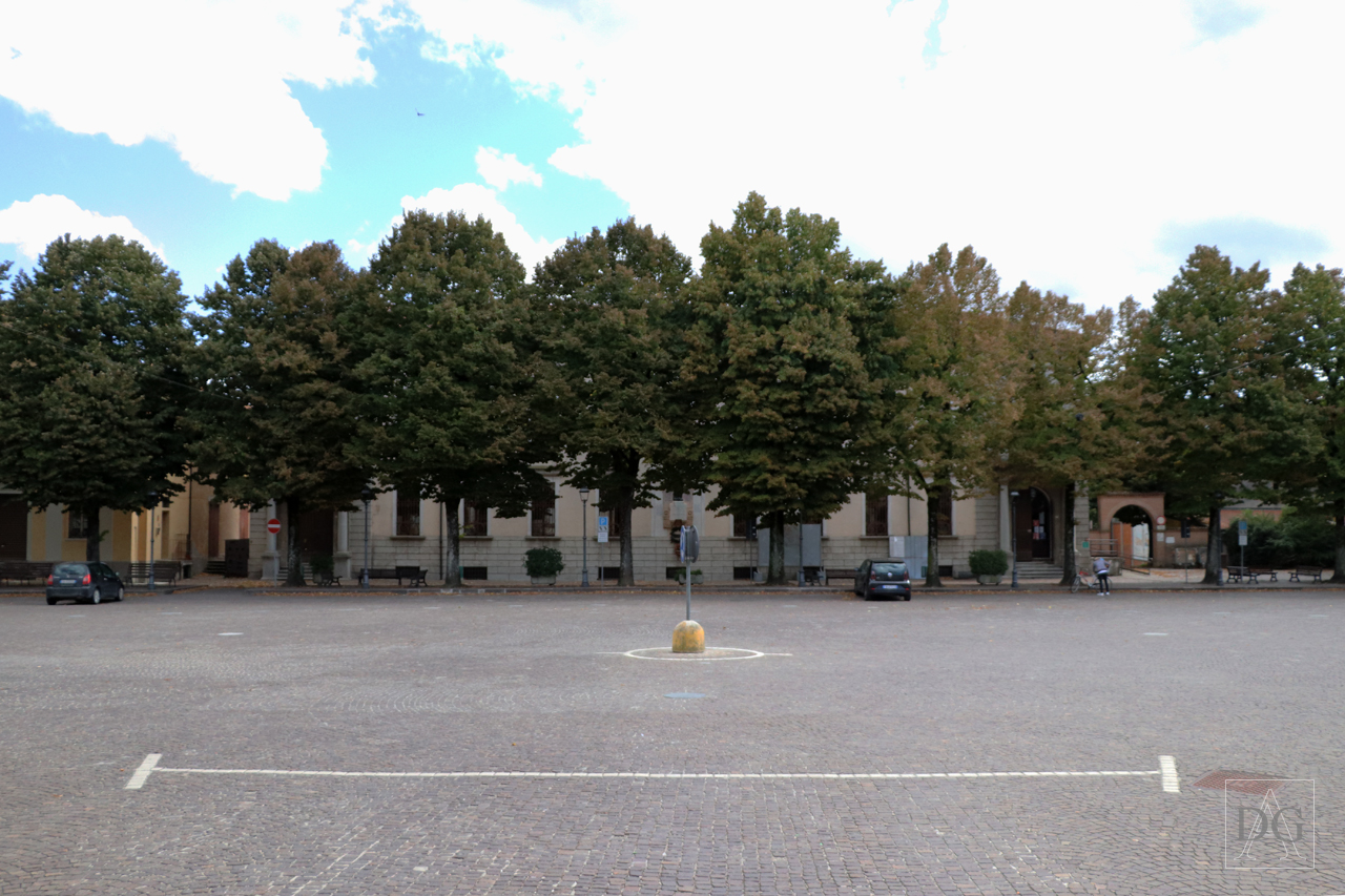 Piazza Gonzaghesca (piazza) - Isola Dovarese (CR)  <br>Condizioni d'uso: <a class='link-esterno' href='https://docs.italia.it/italia/icdp/icdp-pnd-circolazione-riuso-docs/it/v1.0-giugno-2022/testo-etichetta-BCS.html' target='_bcs'>Beni Culturali Standard (BCS)</a>