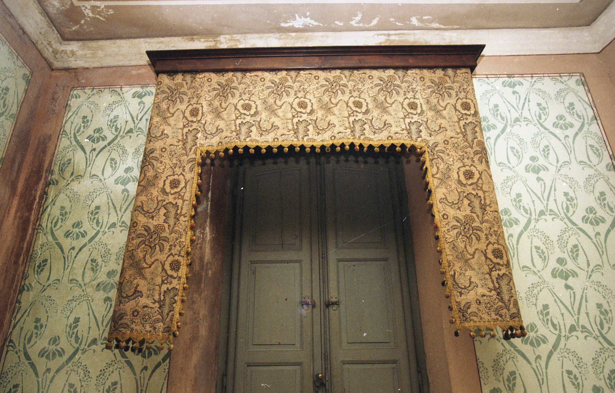 Soggetto assente (cornice per tenda, serie)