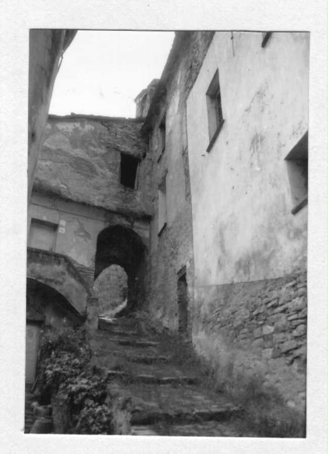 Porta del Castello o dei Laghet (porta, civica) - Badalucco (IM)  (XVI, Prima metà)