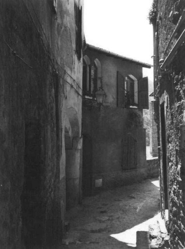 Casa con bifora (casa, residenziale) - Pigna (IM)  (XV, fine)