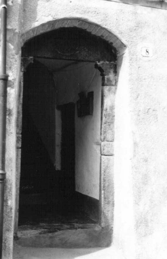 Casa con portale in pietra (casa, privata) - Taggia (IM)  (XIV)