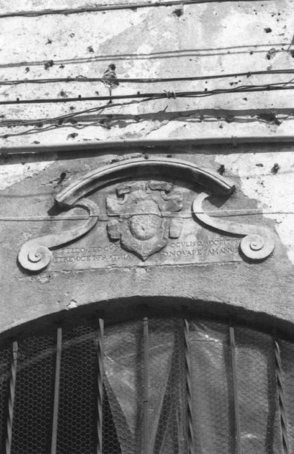 Casa con cimasa di portale in ardesia (casa, privata) - Taggia (IM)  (XV)