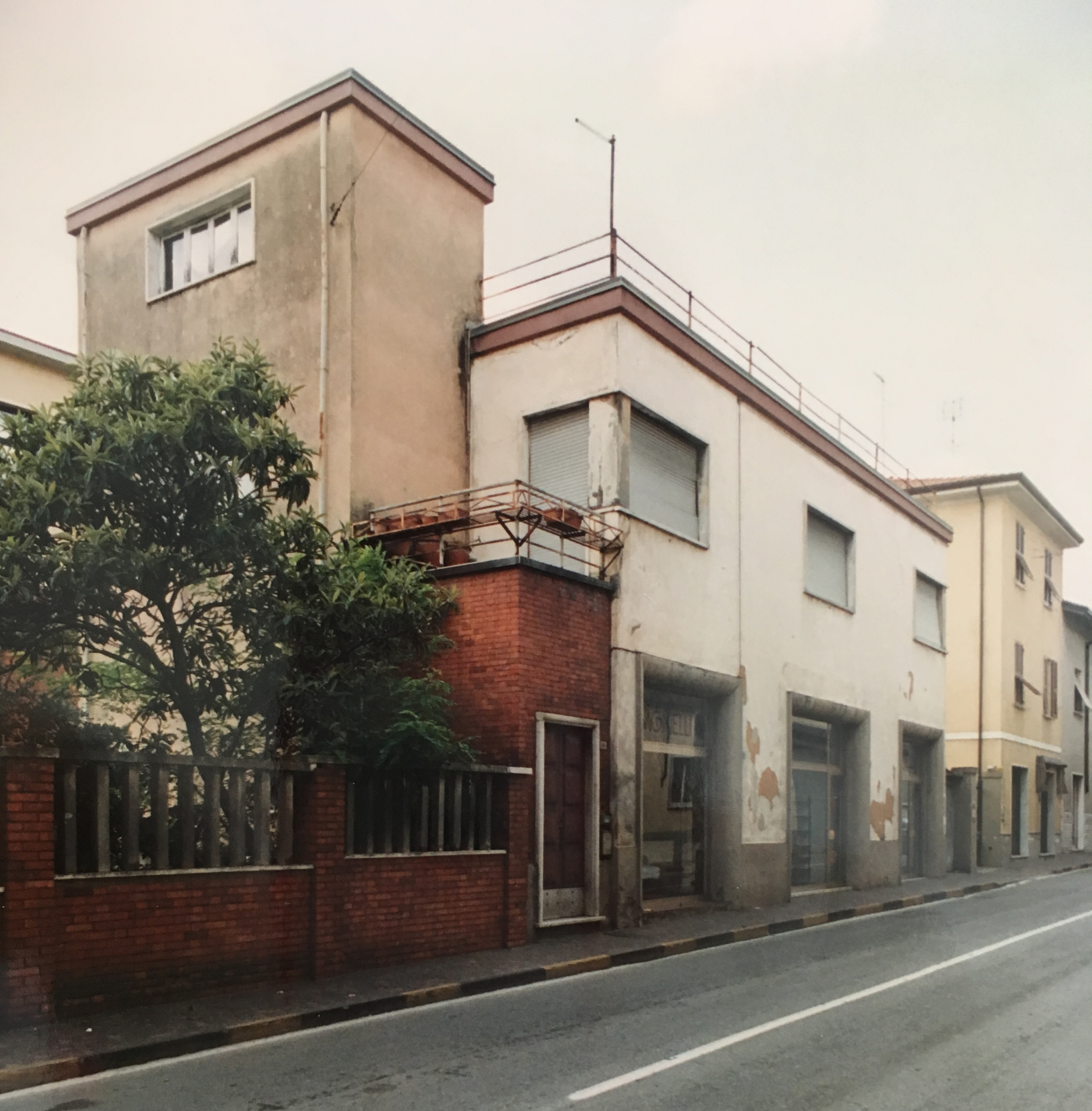 ex concessionaria FIAT (casa, casa d'abitazione con zoccolo adibito ad attività commerciale) - Sarzana (SP)  (XX)