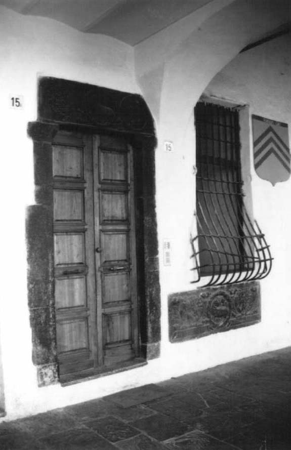 Casa con portale in legno (casa, privata) - Taggia (IM)  (XV)