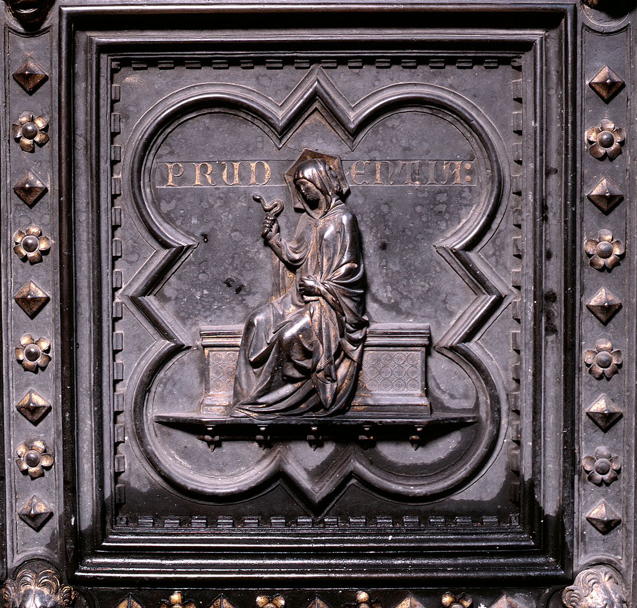 Prudenza (formella) di Andrea Pisano, Piero di Donato, Piero di Jacopo, Dini Lippo (sec. XIV)