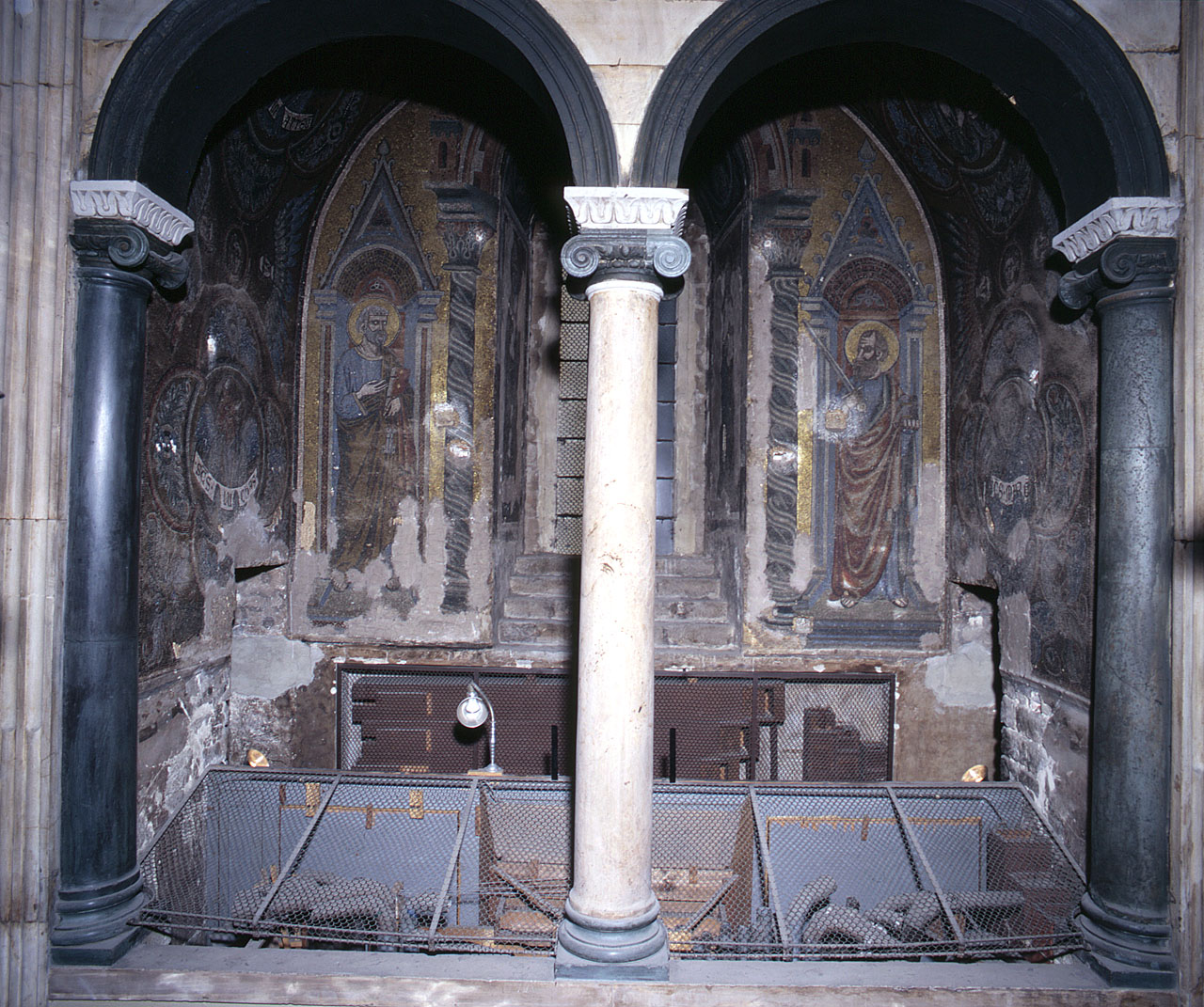 simboli degli Evangelisti, Cristo benedicente e santi (decorazione musiva, ciclo) - bottega fiorentina (sec. XIV)