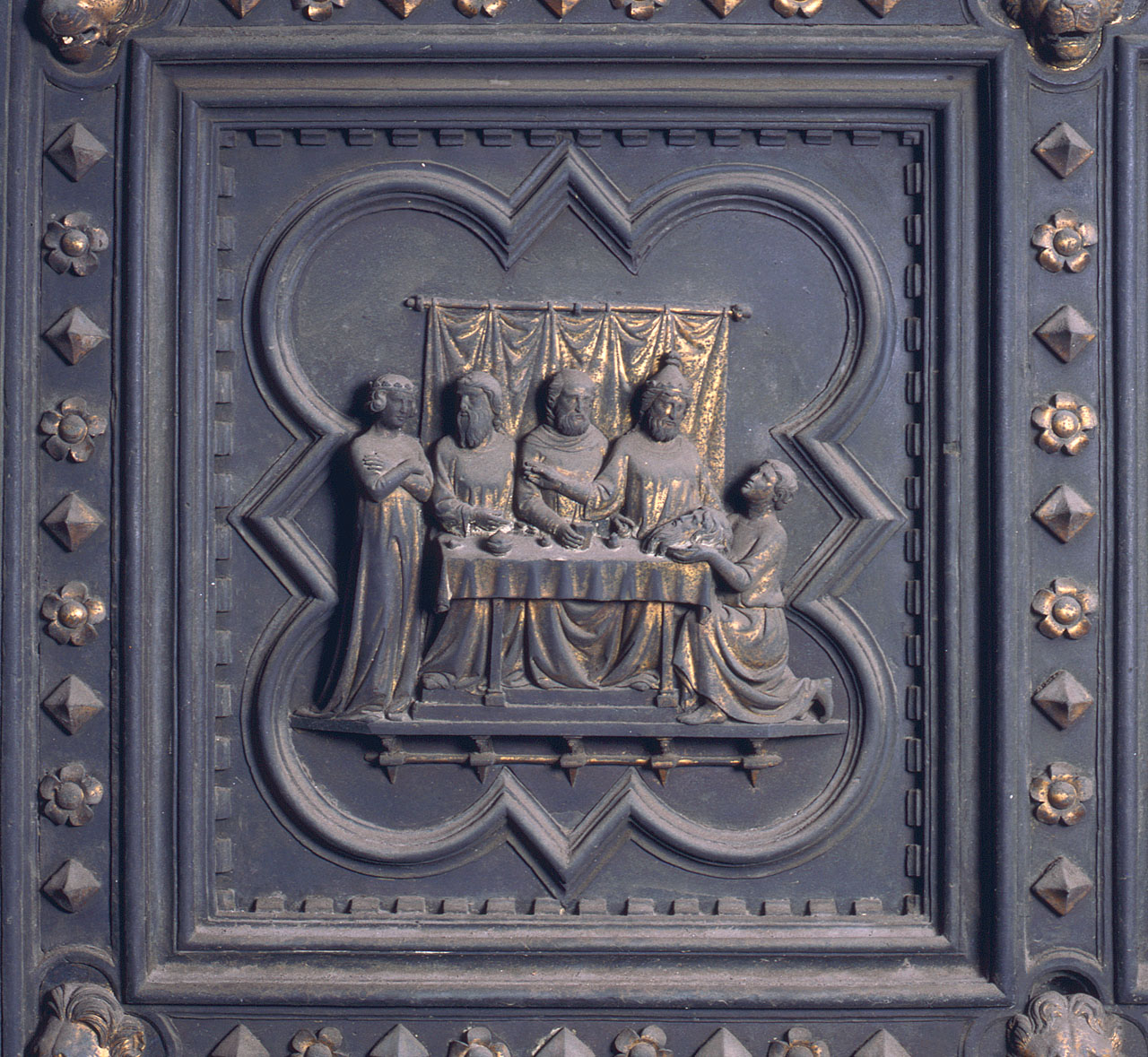 testa di San Giovanni Battista sulla tavola del banchetto (formella) di Andrea Pisano, Piero di Donato, Piero di Jacopo, Dini Lippo (sec. XIV)