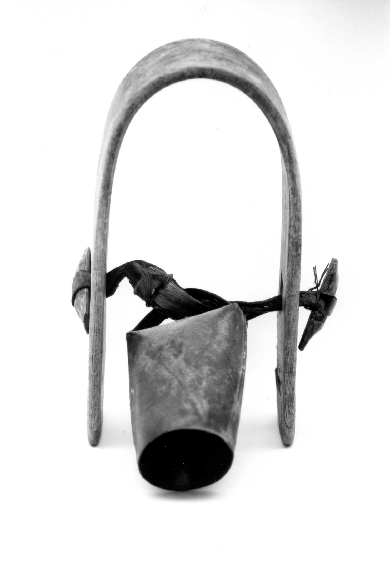 campana di pecuri (campanaccio, per ovini, STRUMENTI E ACCESSORI/ AGRO-SILVO-PASTORALI) di n.d (bottega), n,d - manifattura gelese