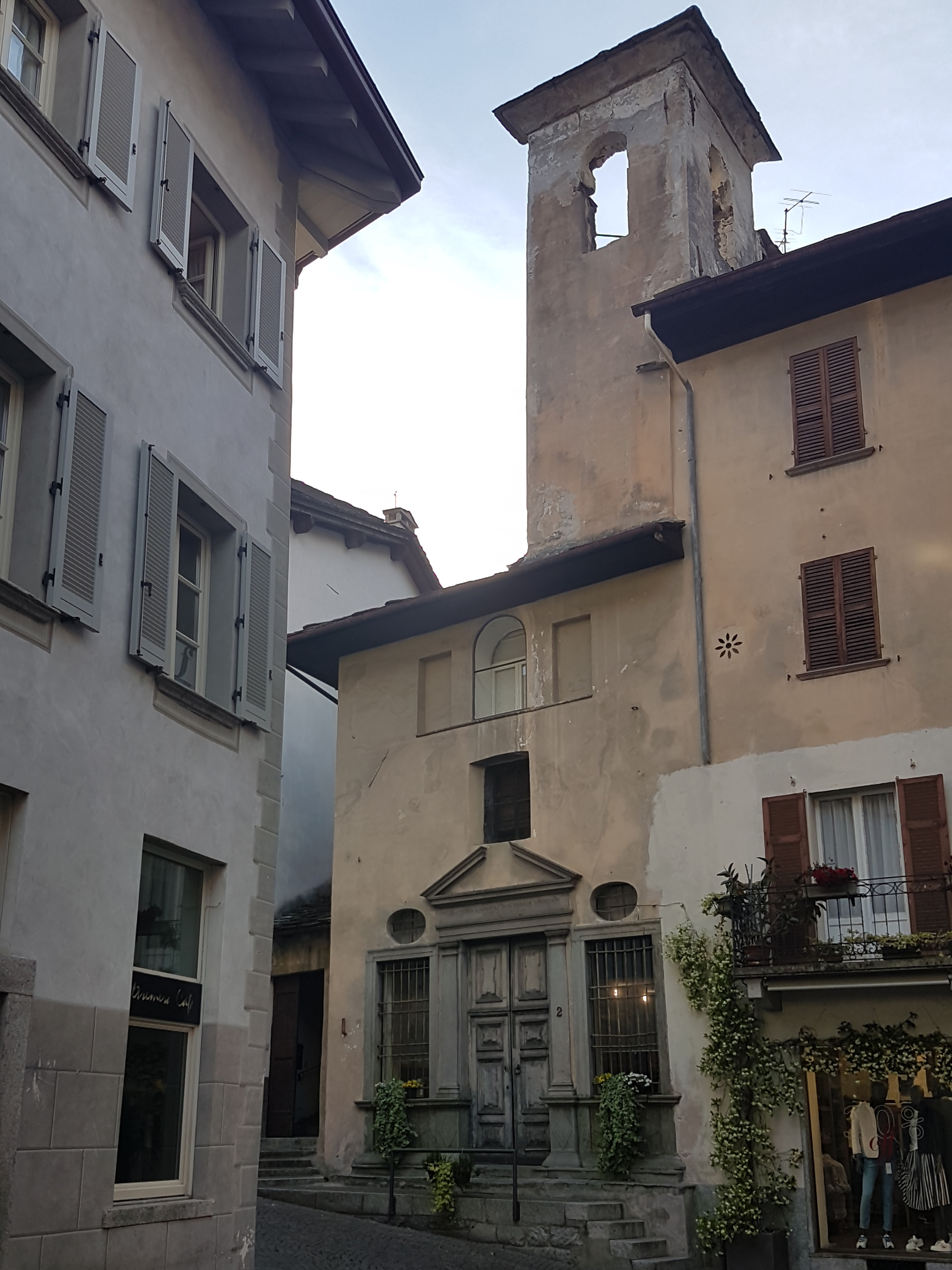 Chiesa di Santa Rosalia (ex) oggi residenza e negozio (chiesa) - Chiavenna (SO)  (XVII; XX)