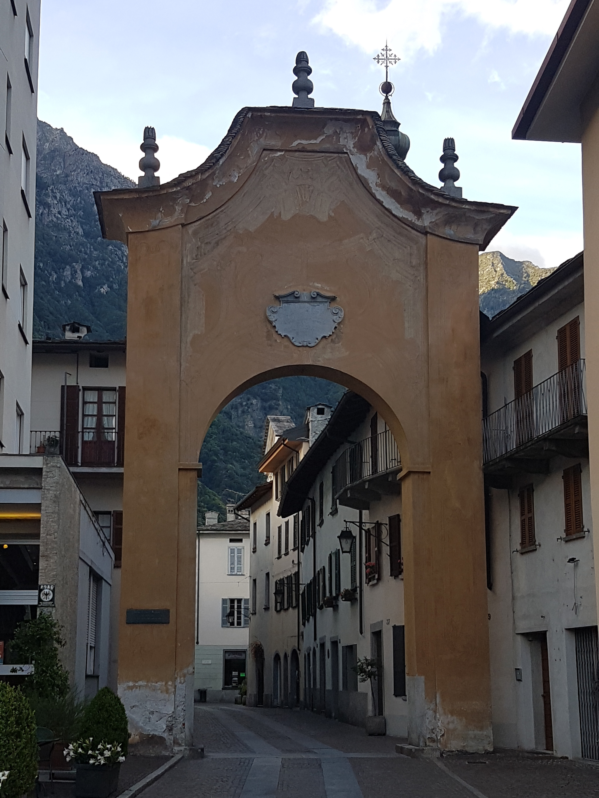 Arco commemorativo (arco, onorario) - Chiavenna (SO)  (XVIII; XVIII; XIX)