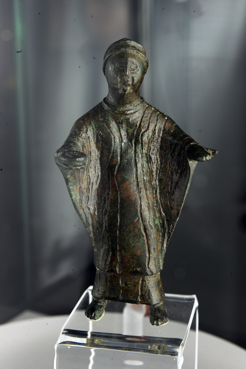 offerente (statuetta) - ambiente italico, maestro di "Rapino" (sec. VI/V a.C)